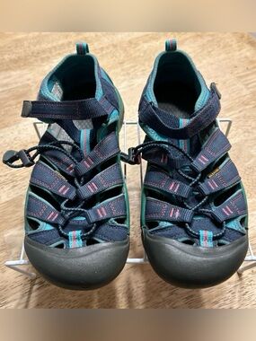 Keen Kids Navy with Teal Accent Closed-Toe Sandals, SzJ5.